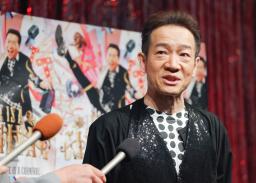 　報道陣の取材に応じる田原俊彦さん＝２２日午後、東京都江東区