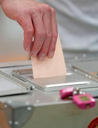 　東京都議選の投票をする有権者＝２２日午前、都内