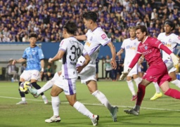 　横浜ＦＣ―広島　後半、自身２点目のゴールを決める広島・木下（中央）＝ニッパツ