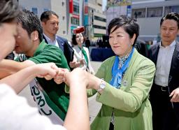 　街頭で東京都議選候補者の支持を訴える都民ファーストの会特別顧問の小池都知事＝２１日、東京都三鷹市