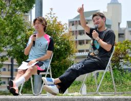 　トークショーでサッカーＷ杯への意気込みを語る日本代表の板倉滉（左）と堂安律＝２２日、神戸市東灘区