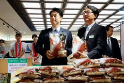 　２０２４年産銘柄米の販売会を視察する小泉農相（手前左）。同右はＪＲ東日本の喜勢陽一社長＝２３日午前、ＪＲ東京駅