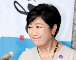 　記者団の取材に笑顔を見せる東京都の小池百合子知事＝２３日午後、都庁