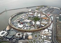 　大阪・関西万博会場の大屋根リング＝５月、大阪市此花区の夢洲