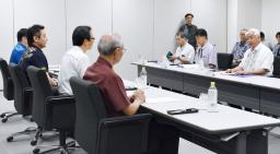 　沖縄県嘉手納町の沖縄防衛局で、地元の市町村長と面会する中谷防衛相（右端）＝２３日午後