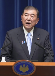 　記者会見する石破首相＝２３日夜、首相官邸