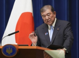 　記者会見する石破首相＝２３日夜、首相官邸