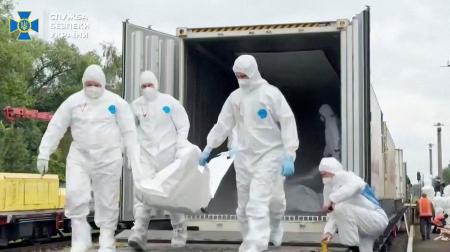 　ロシアからウクライナ側に引き渡された兵士の遺体が入ったとされる袋。１３日に動画が公開された（ウクライナ当局提供・ロイター＝共同）