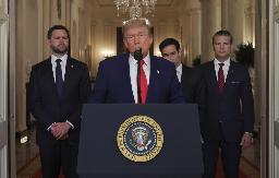 　演説するトランプ米大統領（手前）。左はバンス副大統領＝２１日、ワシントンのホワイトハウス（ＡＰ＝共同）