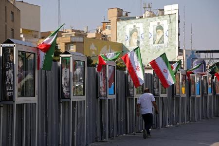 　イスラエルの攻撃で亡くなった民間人やイラン政府高官の写真が飾られた首都テヘランの広場＝１９日（ゲッティ＝共同）