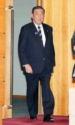 　閣議に臨む石破首相＝２４日午前、首相官邸