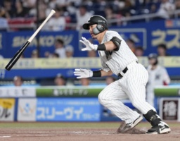 　５回ロッテ２死一、二塁、池田が左翼線に適時二塁打を放つ＝ＺＯＺＯマリン