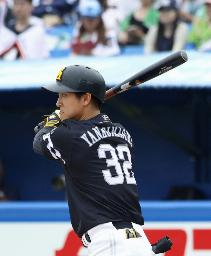 　８日のヤクルト戦で安打を放つソフトバンク・柳町＝神宮