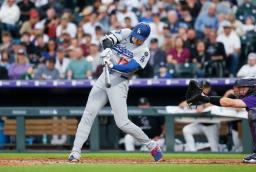 　米大リーグ、ロッキーズ戦の６回、２７号２ランを放つドジャースの大谷翔平。日米通算３００号に到達した＝２４日、デンバー（共同）