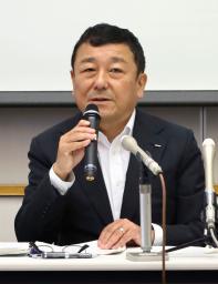 　定例記者会見で発言する東京電力柏崎刈羽原発の稲垣武之所長＝２５日午前、新潟県刈羽村