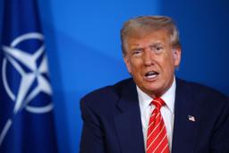 　ＮＡＴＯのルッテ事務総長との会談に臨んだしトランプ大統領＝２５日、ハーグ（ロイター＝共同）