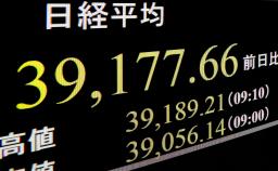 　３万９０００円を回復した日経平均株価を示すモニター＝２６日午前、東京・東新橋
