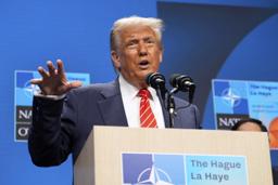 　２５日、オランダ・ハーグで記者会見するトランプ米大統領（ＡＰ＝共同）