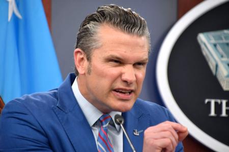 　米国防総省で記者会見するヘグセス国防長官＝２６日、ワシントン近郊（共同）