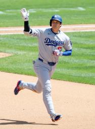 　ロッキーズ戦の７回、２８号ソロを放ったドジャース・大谷＝デンバー（共同）