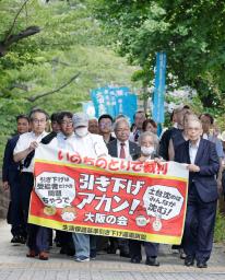 　生活保護費の引き下げを巡る訴訟の判決のため、最高裁に向かう原告団＝２７日午後