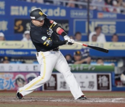 　８回ソフトバンク２死満塁、山川が中越えに満塁本塁打を放つ＝ＺＯＺＯマリン
