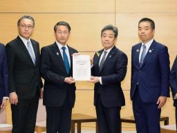 　青木官房副長官（中央右）に原発から半径３０キロ圏内に位置する自治体への財政支援を要請する鳥取県の平井伸治知事（同左）ら＝２７日午後、首相官邸