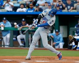 　ロイヤルズ戦の１回、２試合連続本塁打となる２９号ソロを放つドジャース・大谷＝カンザスシティー（共同）