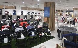 　子ども用品に特化したリユースショップ「ふくちゃんリユスタ」の店内＝２０２３年１０月、大阪府門真市