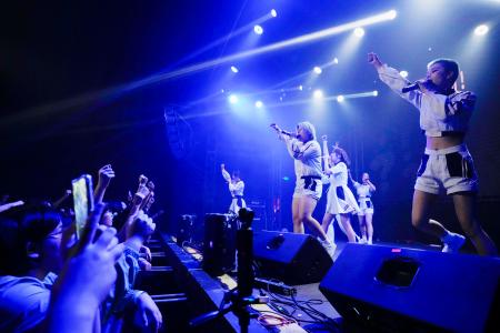 　中国湖南省長沙市内で行われた「透明教室とパラレルガール」のライブ＝５月（共同）