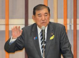 　静岡県沼津市で講演する自民党総裁の石破首相＝２８日午後