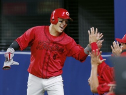 　６回、決勝打となる２点三塁打を放った広島・小園＝バンテリンドーム