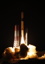　鹿児島県の種子島宇宙センターから打ち上げられるＨ２Ａロケット５０号機＝２９日午前１時３３分
