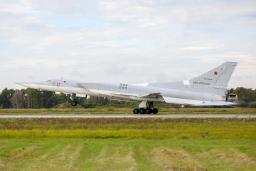 　ロシア軍の超音速戦略爆撃機ツポレフ２２Ｍ３＝２０２２年９月、ロシア極東沿海地方（ロシア国防省提供・タス＝共同）