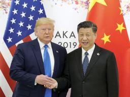 2019年6月、米中首脳会談を前に握手するトランプ米大統領(左)と中国の習近平国家主席=大阪市(ロイター=共同)