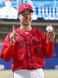 　プロ初登板で初勝利を挙げ、ポーズをとる広島・佐藤柳＝バンテリンドーム