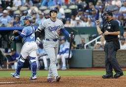 ロイヤルズ戦の7回、空振り三振に倒れたドジャース・大谷=カンザスシティー(共同)