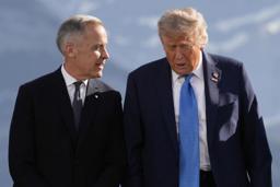 トランプ米大統領(右)と話すカナダのカーニー首相=16日、カナダ西部カナナスキス(AP=共同)