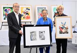　石川県輪島市役所で行われた「マジンガーＺ」のアート作品の寄贈式で、坂口茂市長（左）らと写真に納まる漫画家の永井豪さん（中央）＝３０日午前