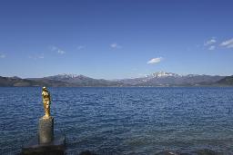 秋田県仙北市の田沢湖=2021年