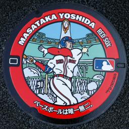　福井市内に設置された、吉田正尚選手のイラストが描かれたマンホールのふた＝３０日午後