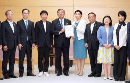 　石破首相（中央左）と面会した、温泉文化のユネスコ無形文化遺産登録を目指す知事の会。左から３人目は事務局長の山本一太群馬県知事＝３０日午後、首相官邸