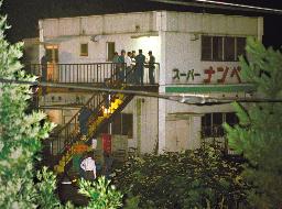 1995年7月、女性3人が射殺された東京都八王子市のスーパー「ナンペイ大和田店」を調べる捜査員