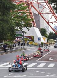 公道を走るカート=2017年5月、東京都内(画像の一部を加工しています)