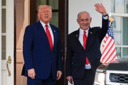 　ホワイトハウスで会談したトランプ米大統領（左）とイスラエルのネタニヤフ首相＝４月、ワシントン（ロイター＝共同）