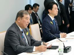 コメ政策についての関係閣僚会議であいさつする石破首相。右は小泉農相=1日午前、首相官邸