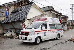 2024年1月19日、能登半島地震で多くの家屋が倒壊した石川県輪島市内を走行する救急車