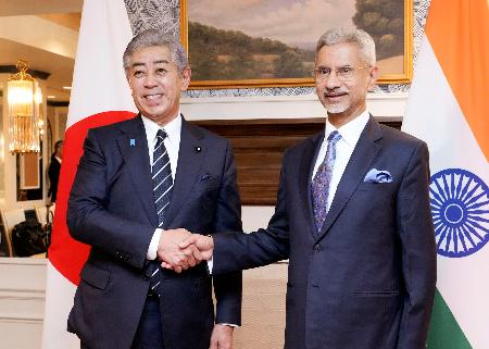 　インドのジャイシャンカル外相と握手する岩屋外相＝１日、米ワシントン（外務省提供・共同）