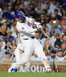 ガーディアンズ戦の6回、23号ソロを放つカブス・鈴木=シカゴ(共同)