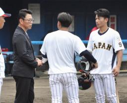 　大学日本代表の合宿を訪れ、選手に助言する野球日本代表の井端監督（左）＝神奈川県平塚市